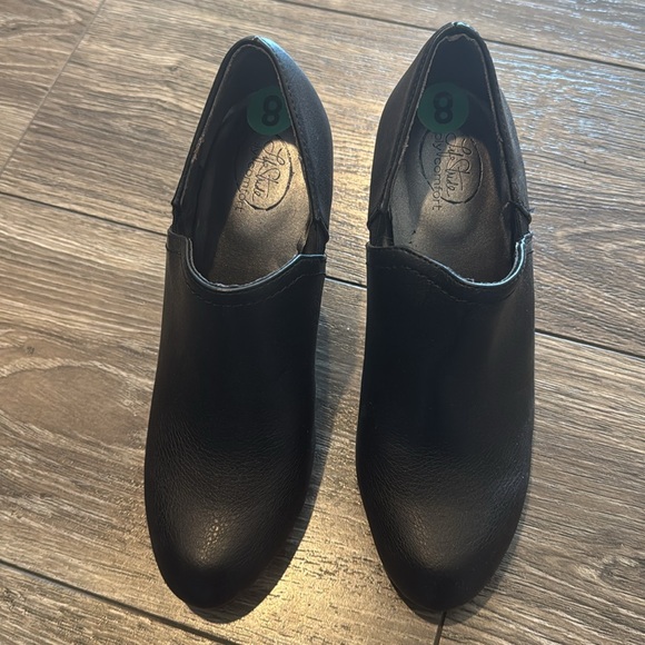 Elegant Black Women's Heeled Ankle Boots - Picture 3 of 6